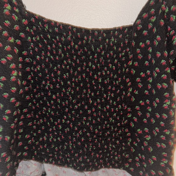 UO bellcap crop top w/ corset back and wrap design. Black and red floral design - Picture 6 of 7